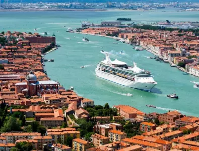 Венеция се спасява от водата с диги и стъклени прегради (ВИДЕО)