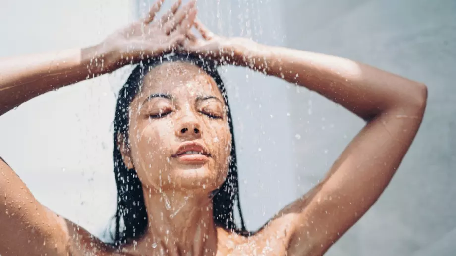 Дерматолог: Правите голяма ГРЕШКА ако миете лицето си под душа