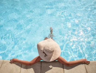 Никакви забрани повече за жените да са без горнище в плувните басейни в Каталуния