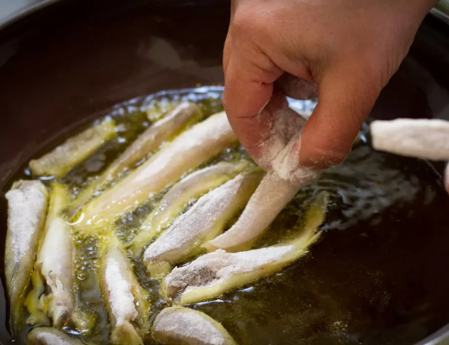 Тези две съставки ще ви спасят от неприятната миризма при пържене на риба
