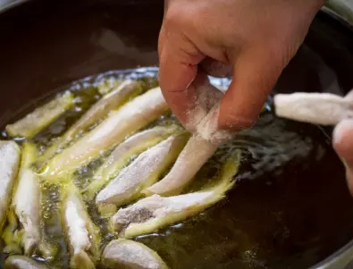 Тайната на вкусната пържена риба - ето какво правят опитните готвачи преди да я извадят от тигана