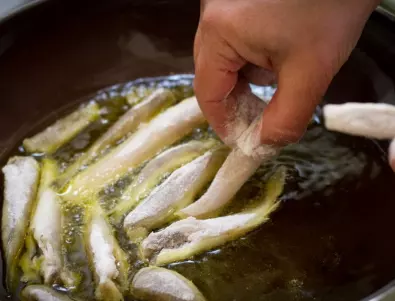 Когато пържите риба, сложете този зеленчук в тигана и ще забравите за лошата миризма
