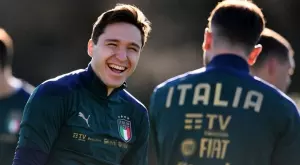 Изплашен? Изненадан? Пиян? Националът на Италия Федерико Киеза му отпусна края в нощен клуб (ВИДЕО)