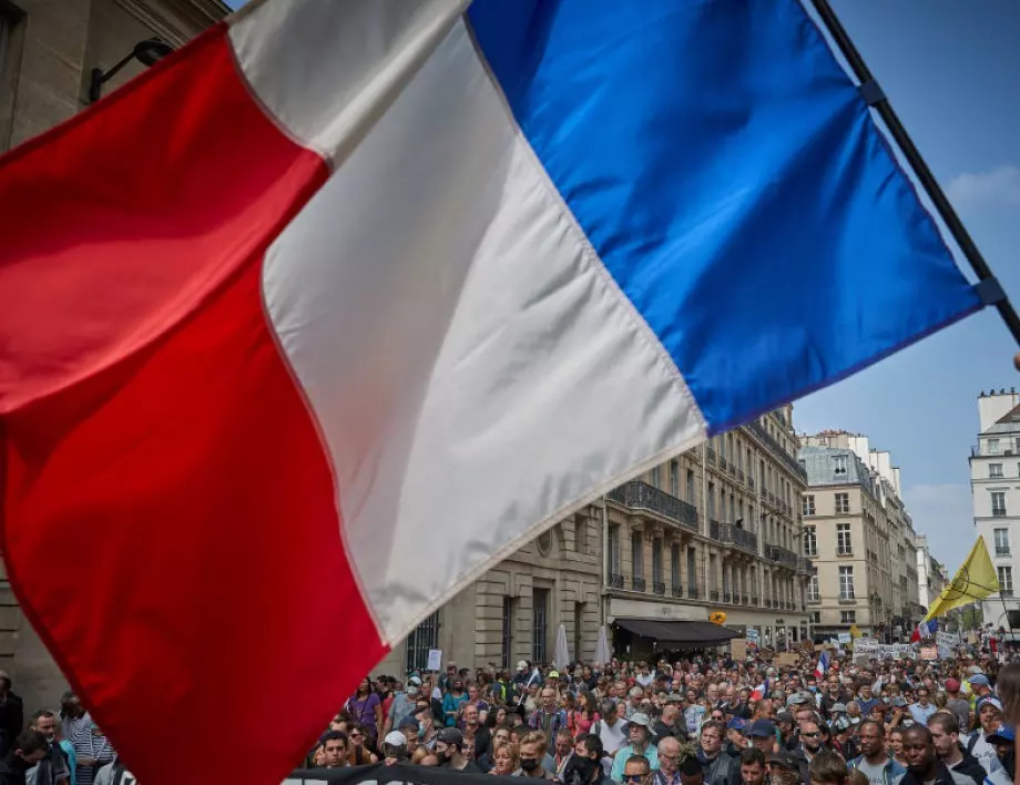 Парламентът на Франция се готви да наложи използването на здравни пропуски до 31 юли 2022