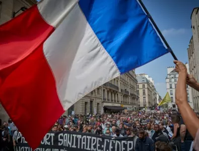 Стачки срещу пенсионната реформа отново блокират Франция