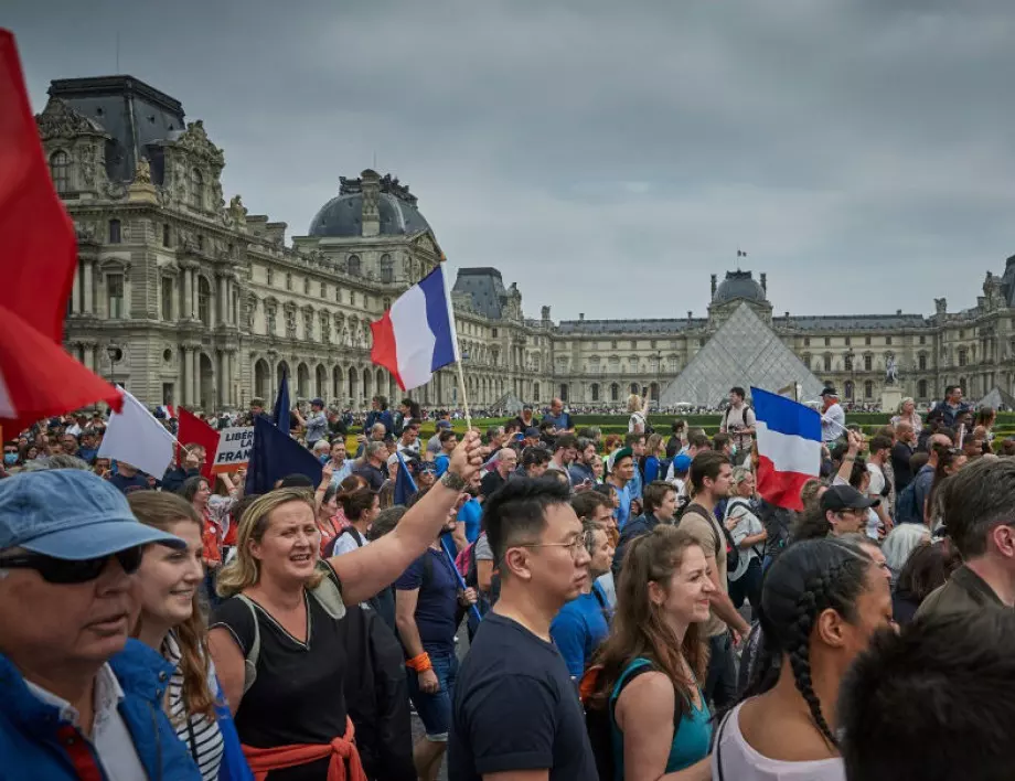 Франция се готви за масови протести срещу новите мерки заради коронавируса