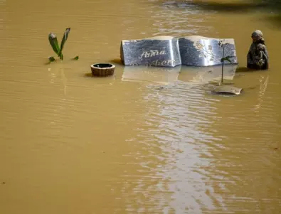 Наводнения във Франция, пътищата са под вода