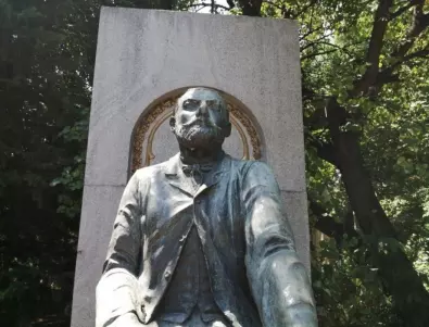 Община Пловдив възстанови бронзовия венец на паметника на Захари Стоянов в Дондуковата градина
