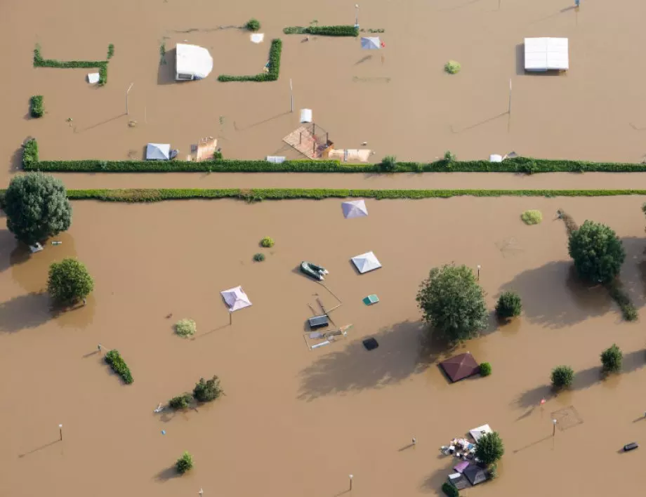 Наводненията в Китай пратиха в „гробищата“ 240 000 коли 