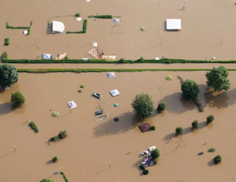 Опасно време: Наводнения в Тексас, предупреждения за евакуация в Калифорния (ВИДЕО)