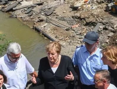 Политически реакции след водния ад в Западна Европа: Меркел в потрес, Лашет се смее, Фон дер Лайен дава кураж  