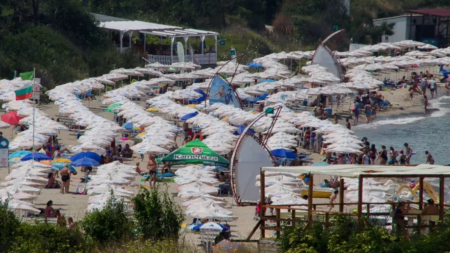 Шезлонгите и чадърите на плажа на цени отпреди пандемията