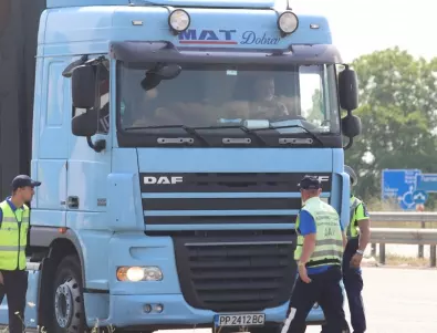 Акция на „Пътна полиция” – проверяват товарни автомобили и автобуси   
