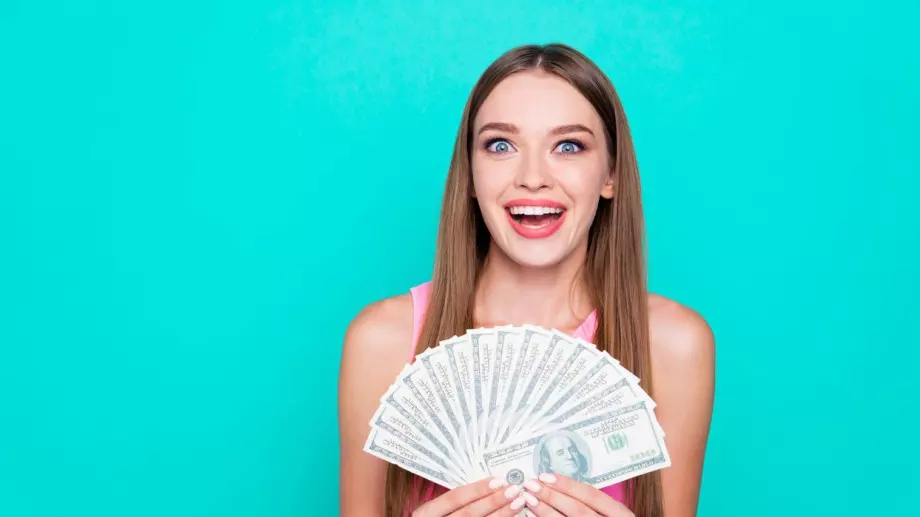 Тези зодии ще се радват на много пари през август