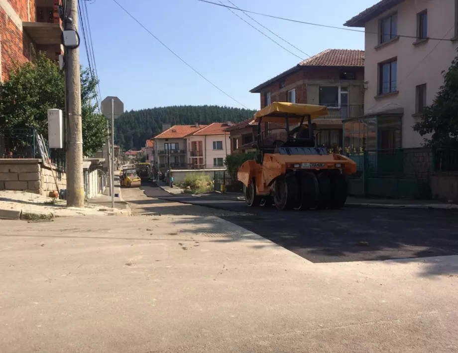 От днес започна асфалтирането на улица „Мургаш” в Самоков