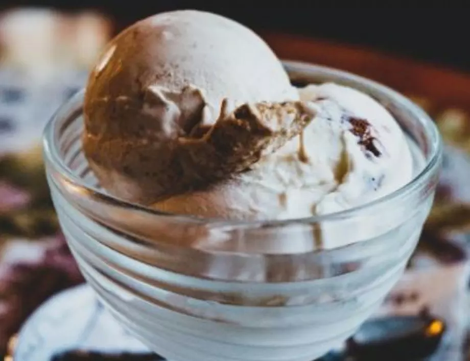 Ето как да си приготвите домашен сладолед с шоколадови парченца 