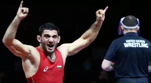 Айк Мнацаканян "прегази" трима борци и спечели златен медал за България
