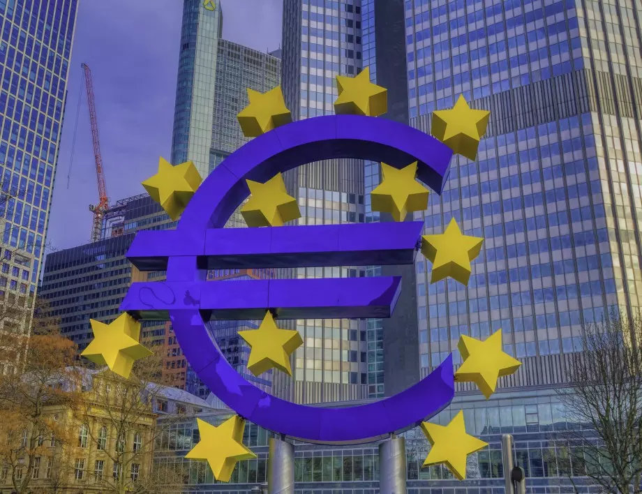  С политиката си ЕЦБ тласка Европа към живот на заем 