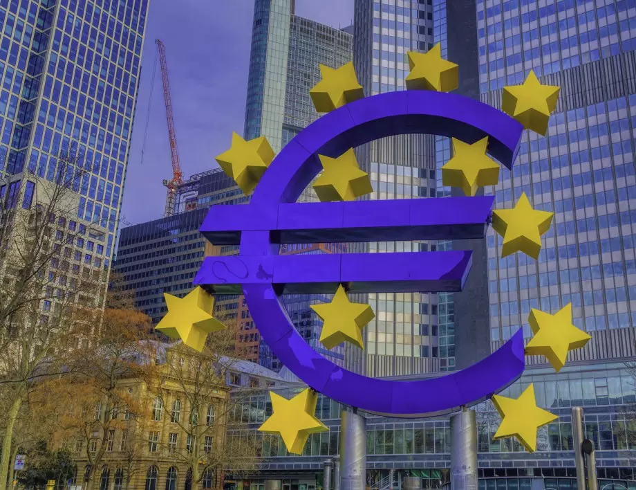 "Блумбърг": Инфлацията в еврозоната падна под целта от 2%