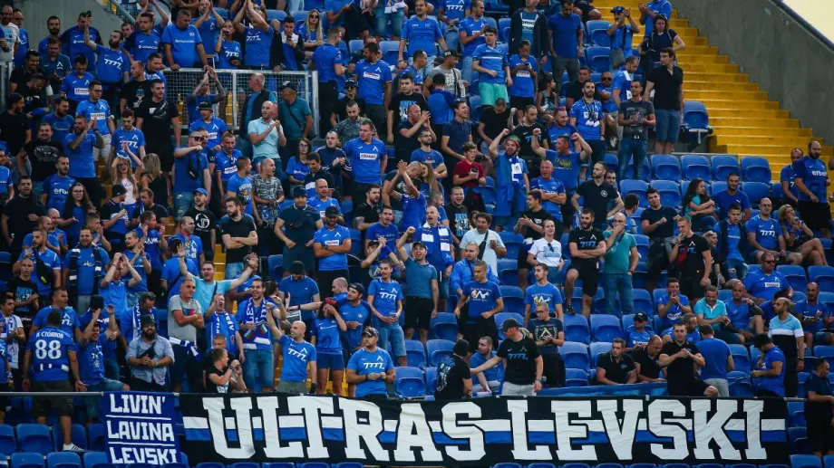 Само за 2 часа: Феновете на Левски изкупиха половината стадион за Лудогорец! 