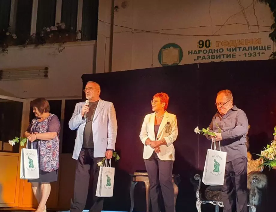 Народен театър "Иван Вазов" закри своя театрален сезон с два моноспектакъла в курорта Рибарица