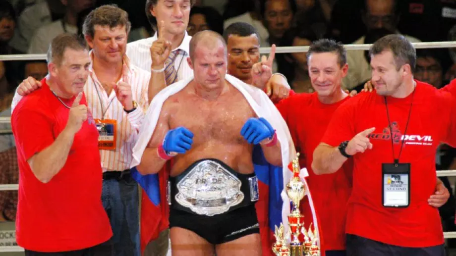 Американски шампион пенсионира руска ММА легенда с брутален бой (ВИДЕО)