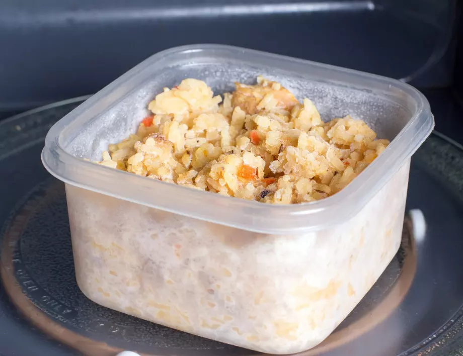 Защо е ГРЕШКА да увиваме с фолио хранителните остатъци