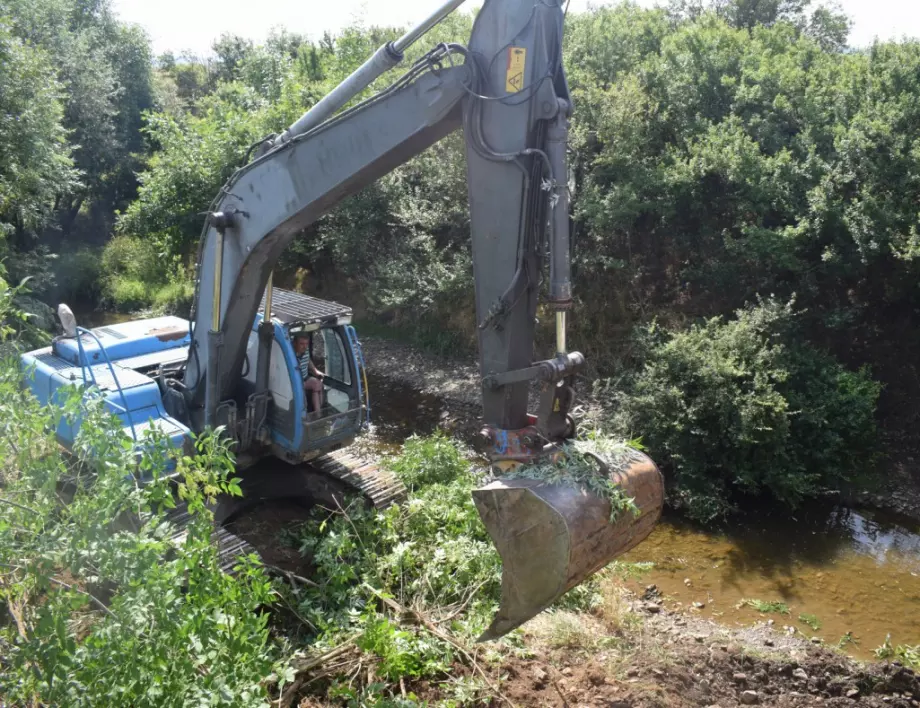 „Напоителни системи“ ЕАД започна почистване на речните корита на територията на община Елин Пелин