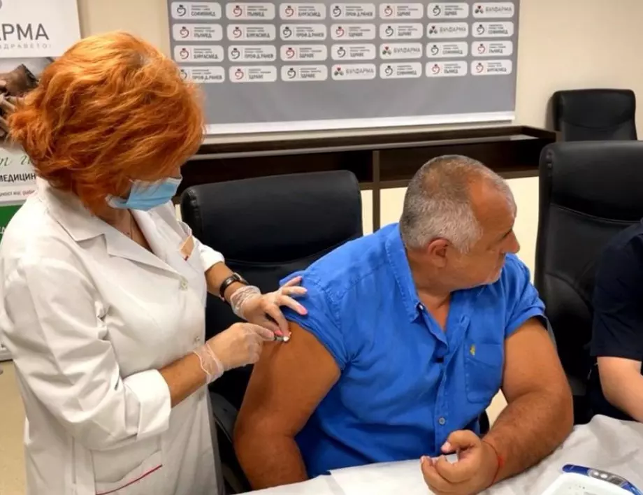 Бойко Борисов преди да се ваксинира на живо: Имам оплаквания от служебното правителство (ВИДЕО)