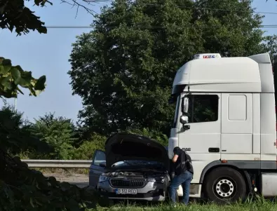 Две жени загинаха на място при тежка катастрофа между камион и кола в Русе 