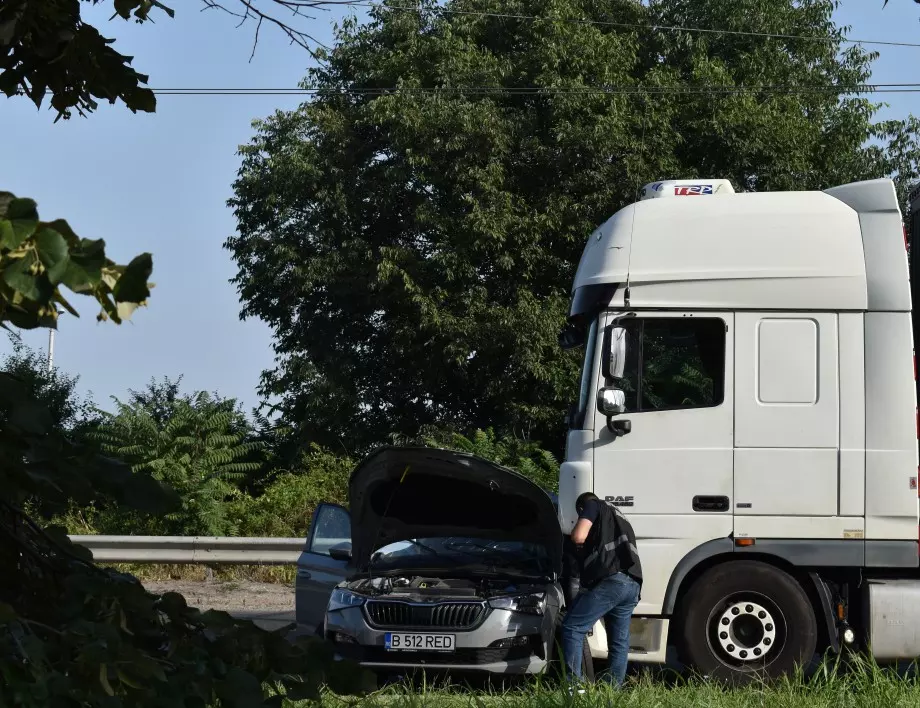 Две жени загинаха на място при тежка катастрофа между камион и кола в Русе 