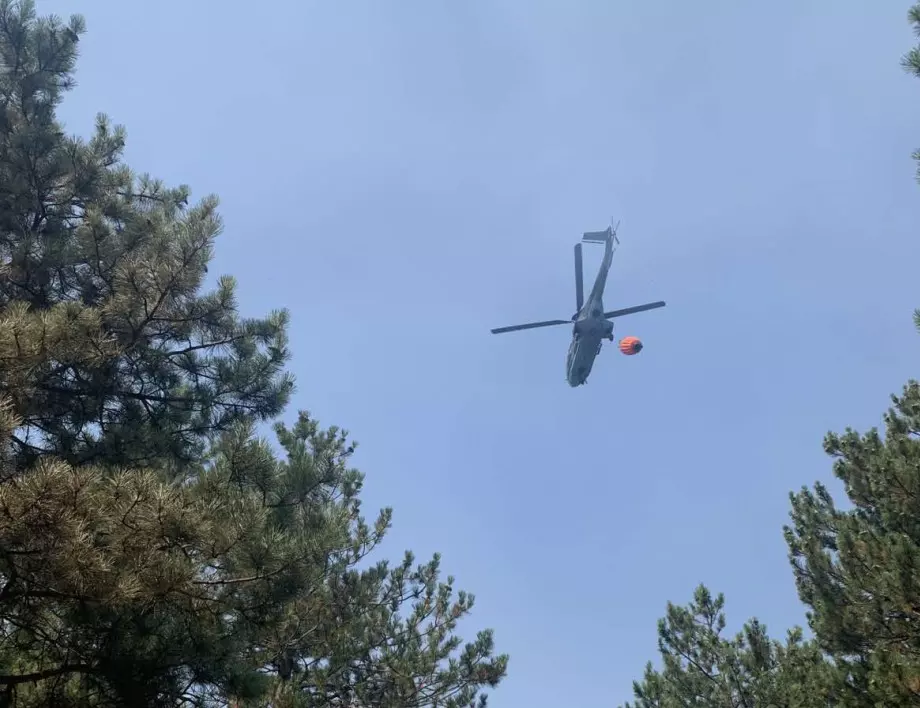 Военни и хеликоптер помагат в гасенето на големия горски пожар в Карловско 