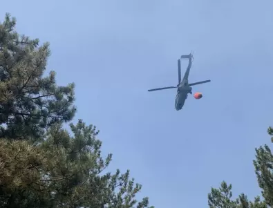 Вертолет „Кугар“ трети ден участва в гасенето на горския пожар в Рила 