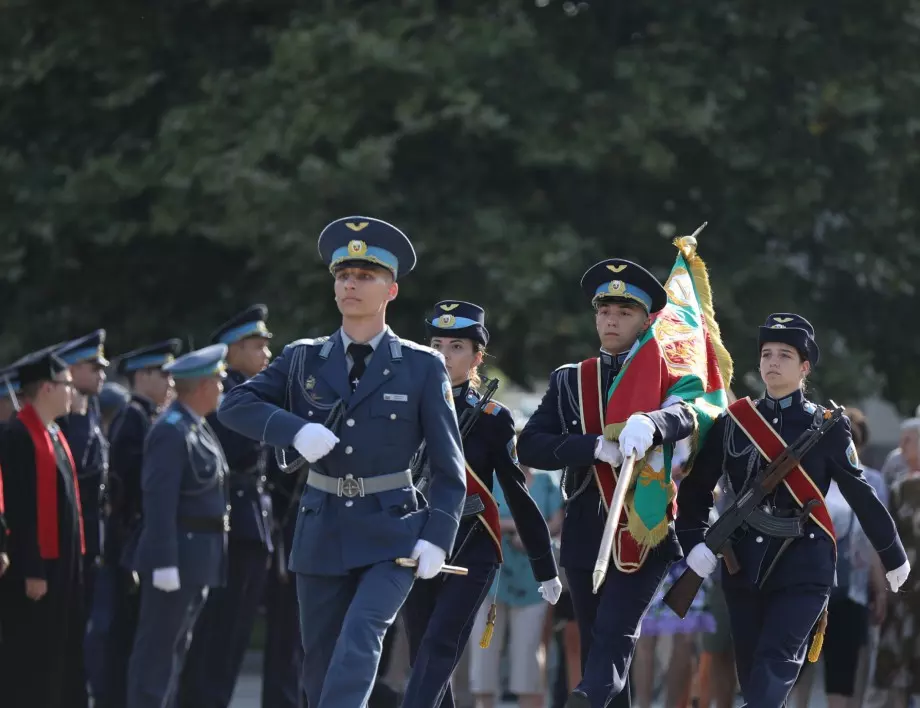 Първи офицерски пагони получиха випускниците на ВВВУ „Георги Бенковски“