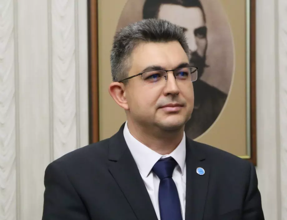 МОН с подробности за дисертацията на кандидат за премиер Пламен Николов 