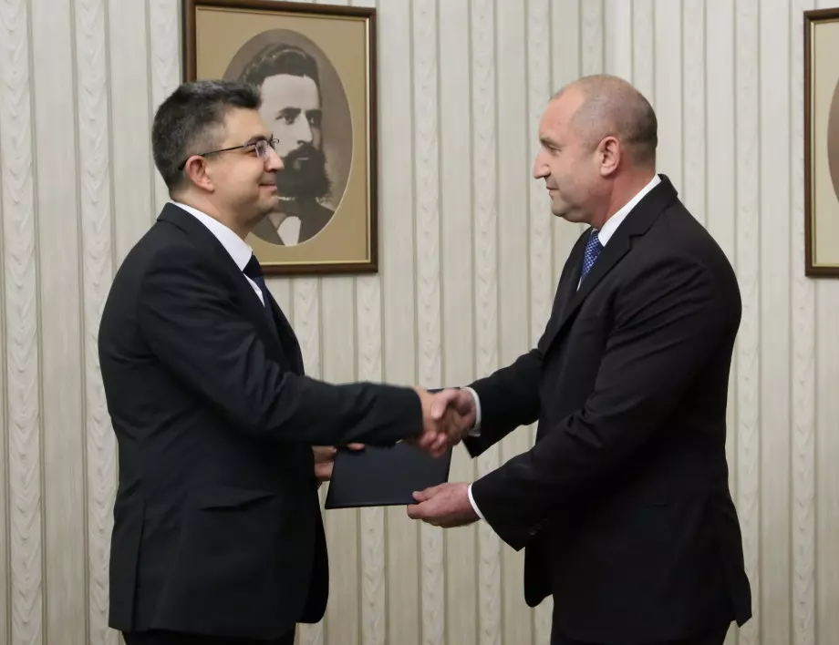 "Има такъв народ" връща изпълнения мандат на президента днес в 17 ч.