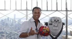 Роналдиньо си спомни първия си гол за Милан (ВИДЕО)