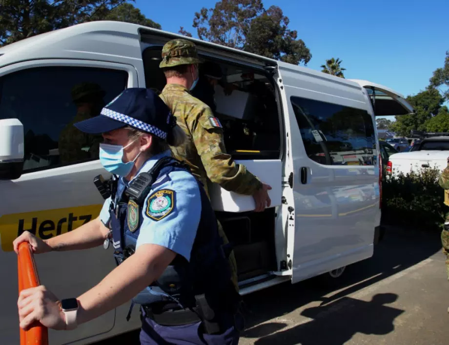 Австралийската лудост - хора са арестувани, обядвайки на метри от домовете си (ВИДЕО)