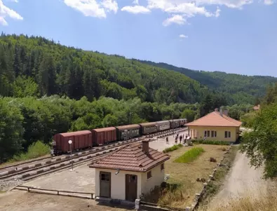 Специален туристически влак ще продължава да пътува по теснолинейката