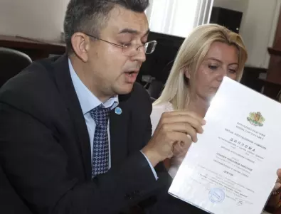 Журналист твърди, че кандидат-премиерът е показал диплома на друг човек