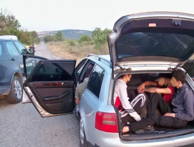 Задържаха български гражданин, превозвал 15 бежанци