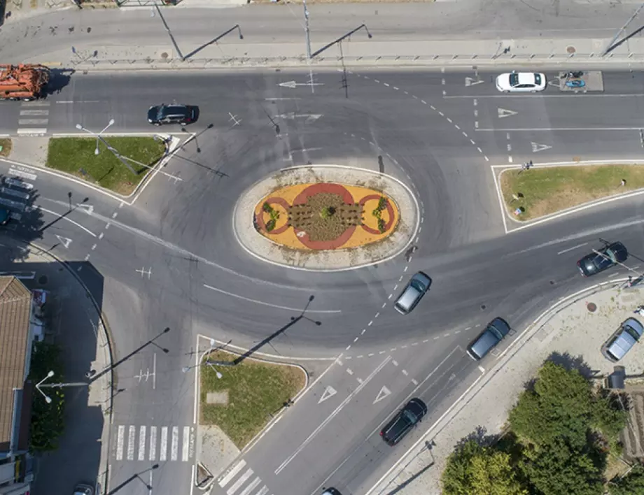 Цветна визия украси кръговото кръстовище в Стара Загора 