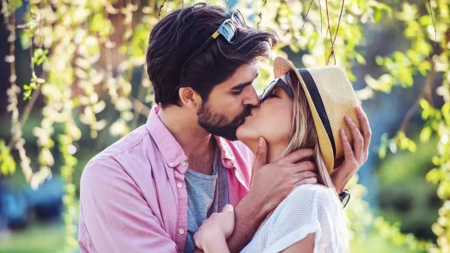 Точно ТЕЗИ двойки зодии винаги ще са като магнит една за друга