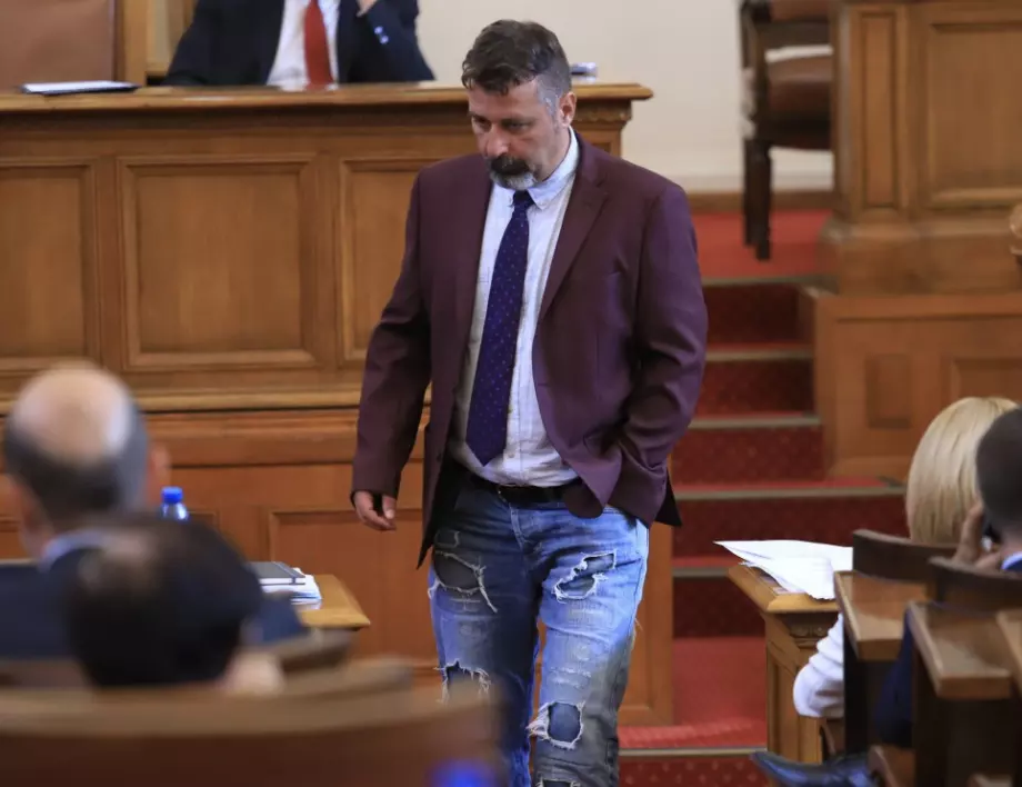 Скъсаните дънки на заместник на Слави възмутиха председателя на парламента