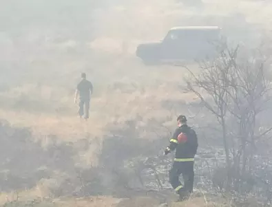 Близо 130 души се борят с огъня край село Петрово