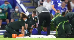 Брутален шпагат в приятелски мач едва не счупи крака на играч на Лестър (ВИДЕО)