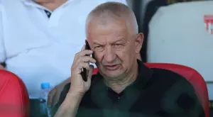 Локомотив Пловдив дължи 5-цифрена сума, а Христо Крушарски се чуди: Защо общината се досеща сега за това задължение