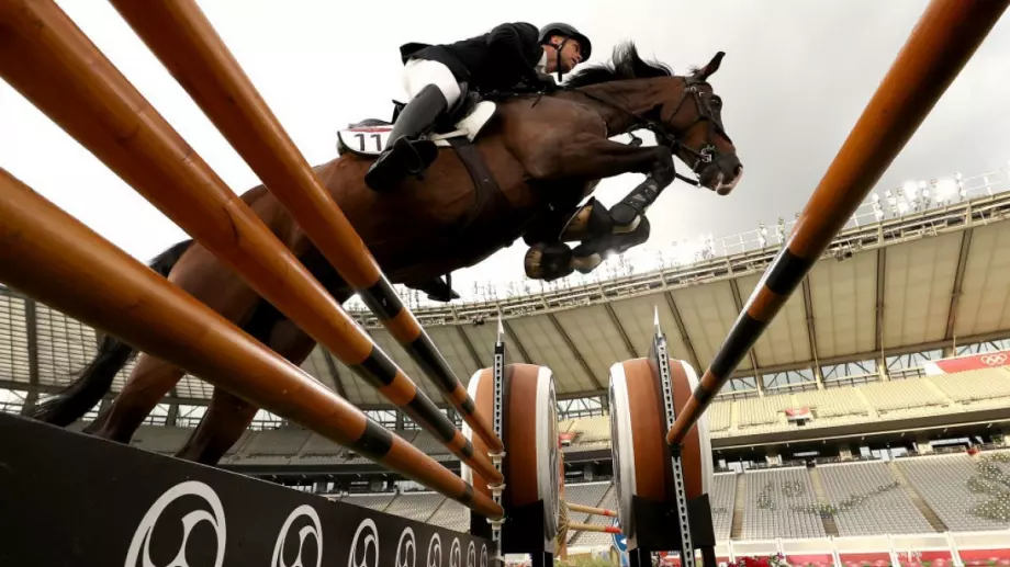 Недоволна треньорка удари кон и изхвърча от Игрите в Токио