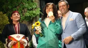 {{ otherArticle[0].article.title }}