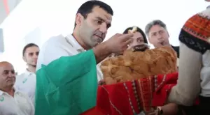 {{ otherArticle[0].article.title }}